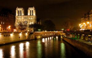 Paris Vision seine at night
